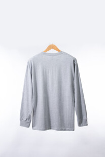 浅灰色长袖上衣挂拍展示