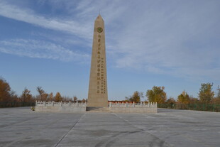 纪念碑矗立在开阔广场