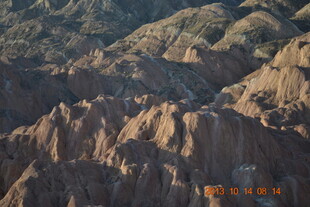 壮丽起伏的褐色山峦景观