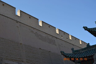 古老城墙与中式建筑一角