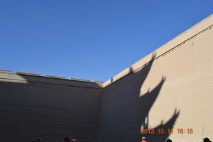 古建筑影子映于墙面