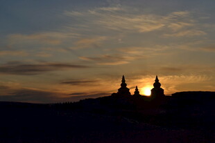 夕阳下的建筑剪影