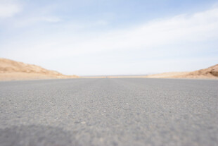 空旷沙漠中的平坦道路