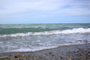 海边浪花拍打卵石海岸
