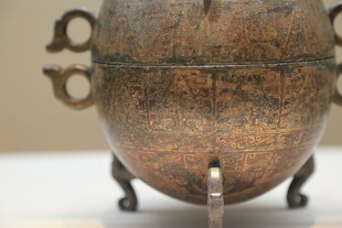 古代三足带环青铜容器