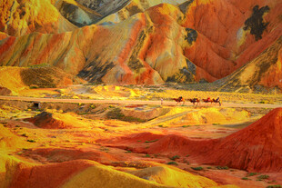 五彩斑斓的壮丽山地景观