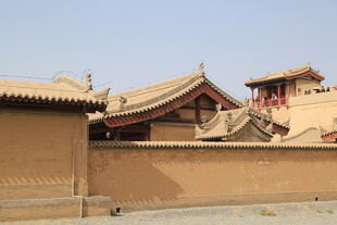 古老城墙下的中式传统建筑