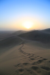 沙漠日出下的串串脚印