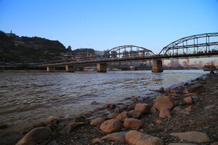 河畔桥梁与岸边嶙峋石块