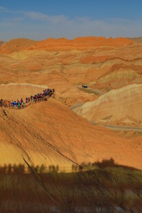 沙漠车队穿行壮丽沙丘