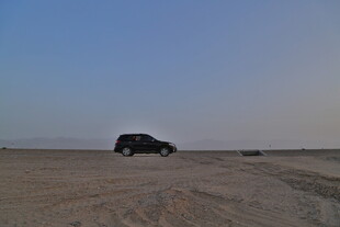 沙漠中的黑色越野车