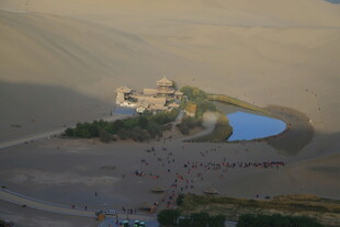 沙漠中的绿洲景观