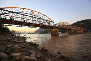 黄昏下的壮丽跨河大桥