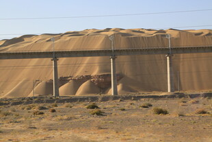 沙漠中的高大土状堆积物