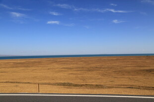 广阔荒原与蓝天相接景象