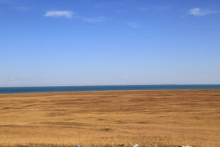 广袤草原与辽阔大海相接