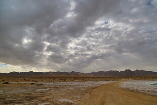 荒漠中的阴沉土路