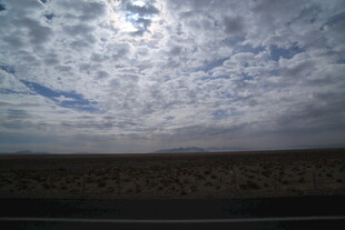 天空云层下的开阔景象