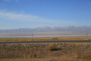 广袤旷野中的公路与远山