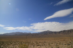 广袤荒漠与蓝天白云景观