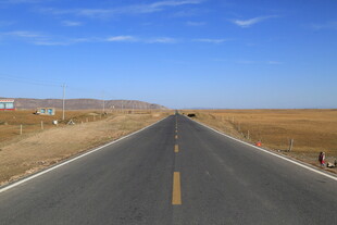 空旷公路延伸至远方