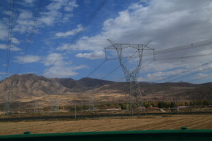 旷野中的输电塔与远山