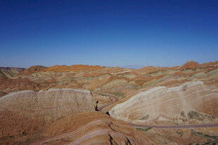 五彩山丘间的徒步之旅