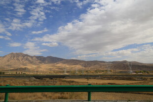 蓝天白云下的远山风景