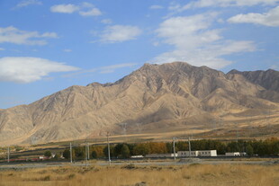 壮丽山景与开阔原野