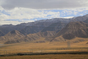 壮丽山脉下的广袤荒原