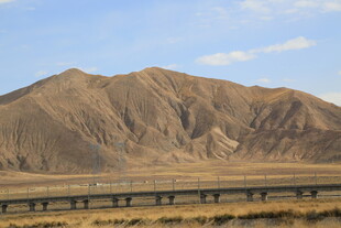 公路旁的壮丽山脉景观