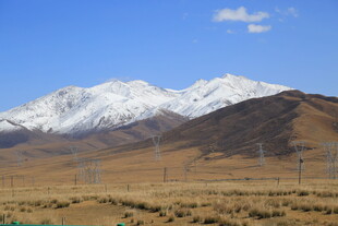雪山下的广袤原野