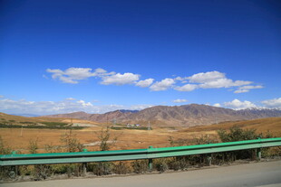 公路旁的旷野与蓝天美景