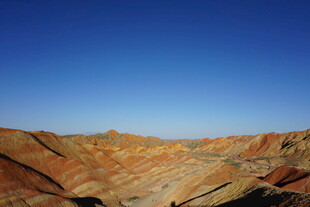 七彩斑斓的壮丽山地景观