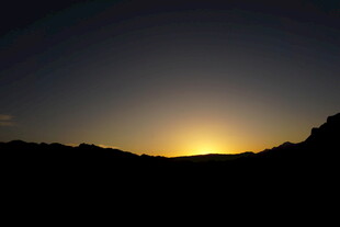 日落时分的山峦剪影