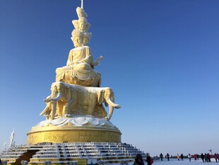 金色佛像矗立蓝天之下