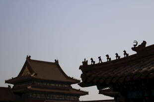 中式古建筑屋顶精美雕塑