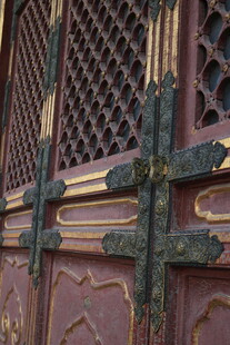 古旧雕花木门细节特写