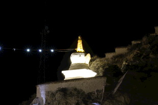 夜晚中的金色佛塔