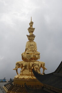 金色庄严佛像雕塑