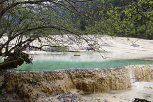 天然钙华池景观