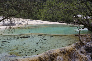 清澈碧绿的山间水域景观