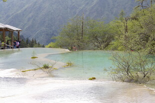 山间碧绿水畔景致