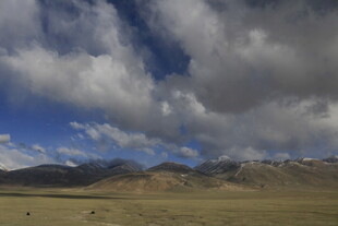 草原蓝天远山壮丽风光