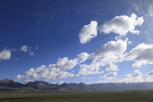 蓝天白云下的壮美山脉