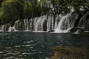山间瀑布下的清幽水域