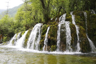 山间秀丽瀑布景观