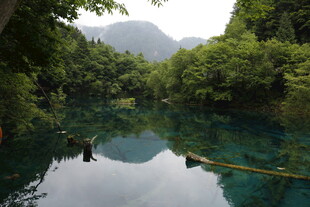 青山绿水间的静谧澄澈水域
