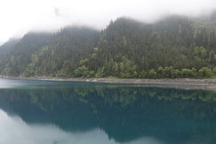 云雾缭绕的山水湖景