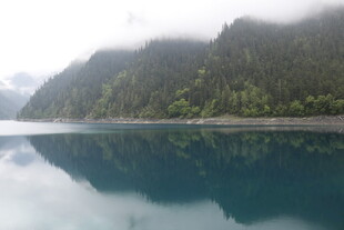 云雾缭绕的静谧山水湖景